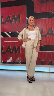 Yanina Latorre feet photo thumbnail