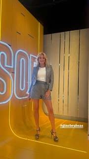 Yanina Latorre feet photo thumbnail