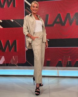 Yanina Latorre feet photo thumbnail