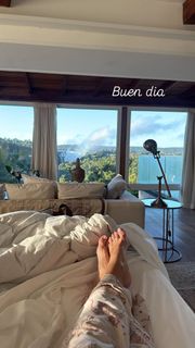 Yanina Latorre feet photo thumbnail