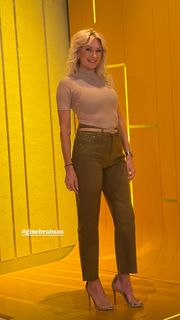 Yanina Latorre feet photo thumbnail