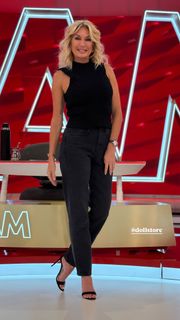 Yanina Latorre feet photo thumbnail