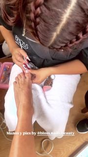 Yanina Latorre feet photo thumbnail