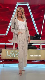 Yanina Latorre feet photo thumbnail