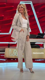 Yanina Latorre feet photo thumbnail