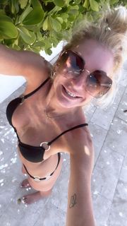 Yanina Latorre feet photo thumbnail