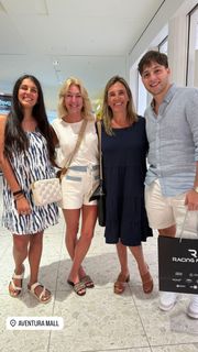 Yanina Latorre feet photo thumbnail