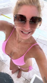 Yanina Latorre feet photo thumbnail