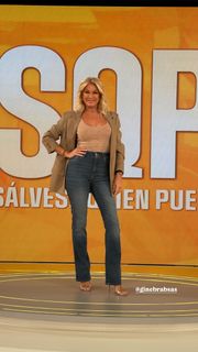 Yanina Latorre feet photo thumbnail