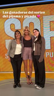 Yanina Latorre feet photo thumbnail