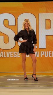 Yanina Latorre feet photo thumbnail