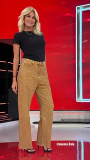 Yanina Latorre feet photo thumbnail