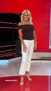 Yanina Latorre feet photo thumbnail