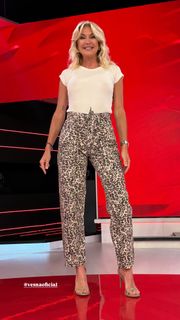 Yanina Latorre feet photo thumbnail