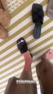 Yanina Latorre feet photo thumbnail