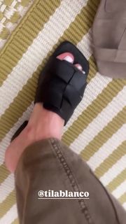 Yanina Latorre feet photo thumbnail