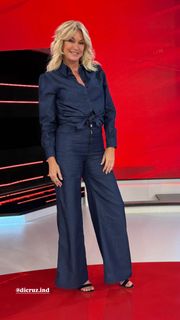 Yanina Latorre feet photo thumbnail