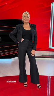 Yanina Latorre feet photo thumbnail