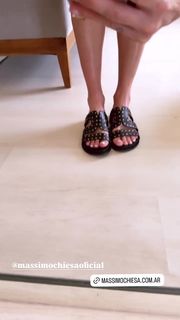 Yanina Latorre feet photo thumbnail