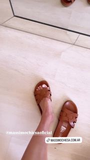 Yanina Latorre feet photo thumbnail