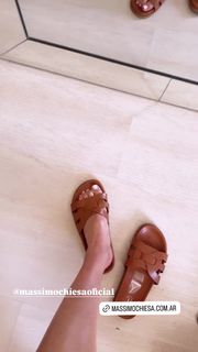 Yanina Latorre feet photo thumbnail