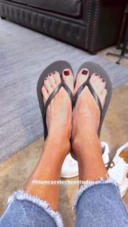 Yanina Latorre feet photo 2