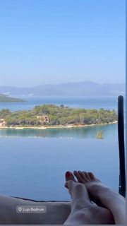 Yasemin Kay Allen feet photo 1