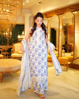 Yashma Gill feet photo 4
