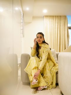 Yashma Gill feet photo 4