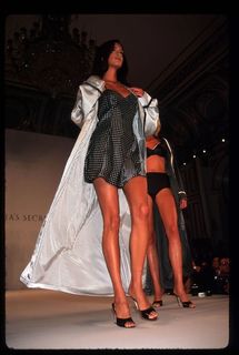 Yasmeen Ghauri feet photo 10