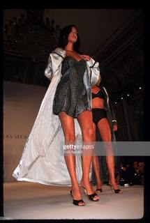 Yasmeen Ghauri feet photo 7