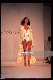 Yasmeen Ghauri feet photo 6
