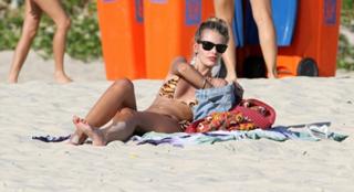 Yasmin Brunet feet photo thumbnail