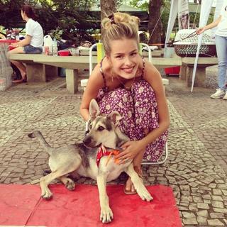 Yasmin Brunet feet photo thumbnail