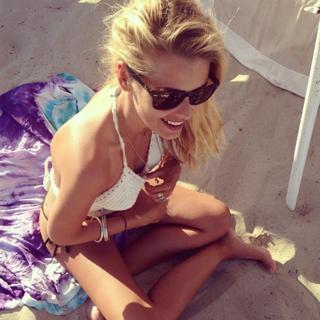 Yasmin Brunet feet photo thumbnail