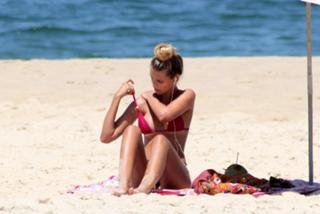 Yasmin Brunet feet photo thumbnail