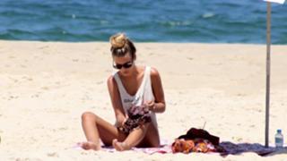 Yasmin Brunet feet photo thumbnail