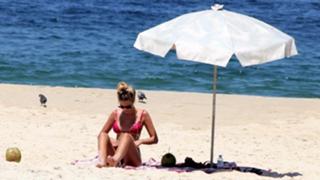 Yasmin Brunet feet photo thumbnail