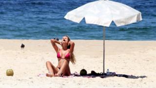 Yasmin Brunet feet photo thumbnail