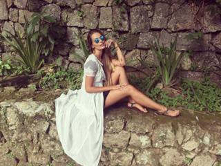 Yasmin Brunet feet photo thumbnail