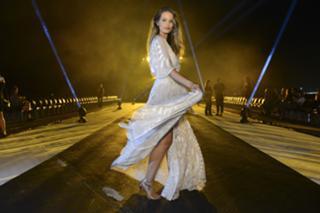 Yasmin Brunet feet photo thumbnail