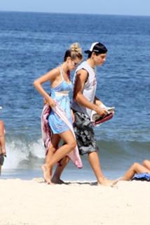 Yasmin Brunet feet photo thumbnail