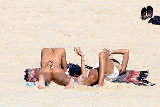 Yasmin Brunet feet photo thumbnail