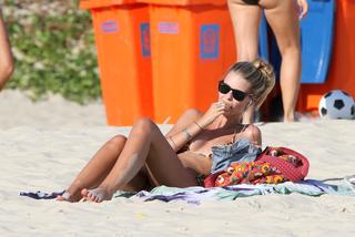 Yasmin Brunet feet photo thumbnail