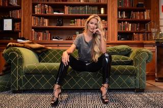 Yasmin Brunet feet photo thumbnail