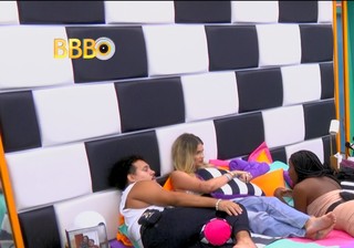 Yasmin Brunet feet photo thumbnail