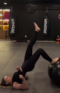 Yasmin Brunet feet photo thumbnail