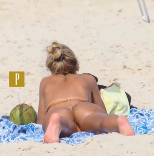 Yasmin Brunet feet photo thumbnail