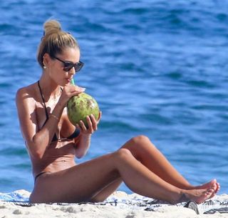 Yasmin Brunet feet photo thumbnail