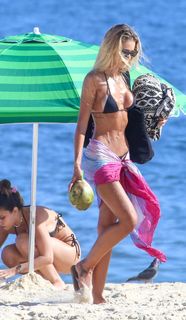 Yasmin Brunet feet photo thumbnail